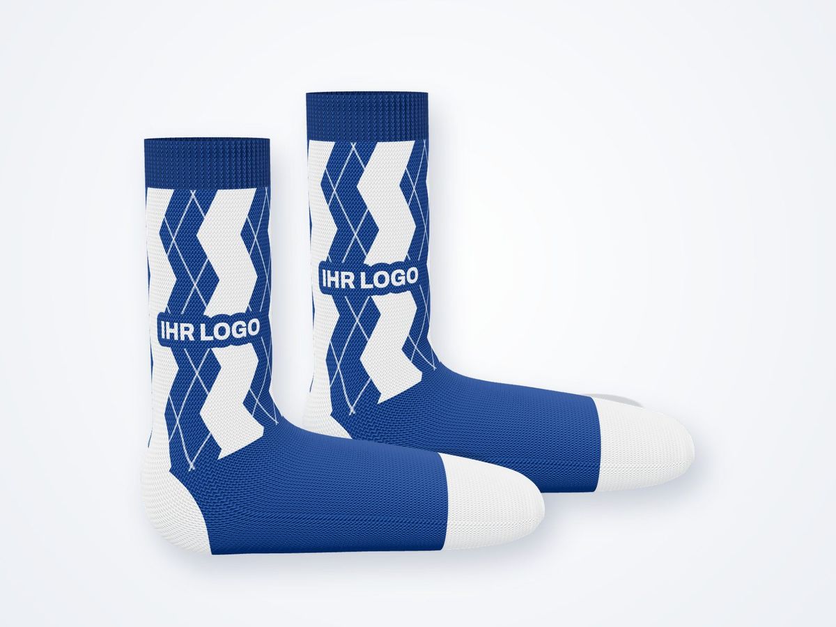 Zwei wadenhohe Socken im Karo-Design in Royalblau und Weiß, am Schaft der Platzhalter „IHR LOGO“